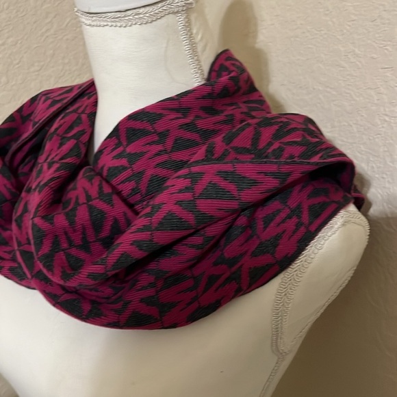 Michael Michael Kors Womens Logo Acrylic Infinity Scarf 60 x 9 Raspberry/Gray - Picture 7 of 8